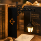 Aparador de livros em miniatura no estilo de poste de iluminação retrô